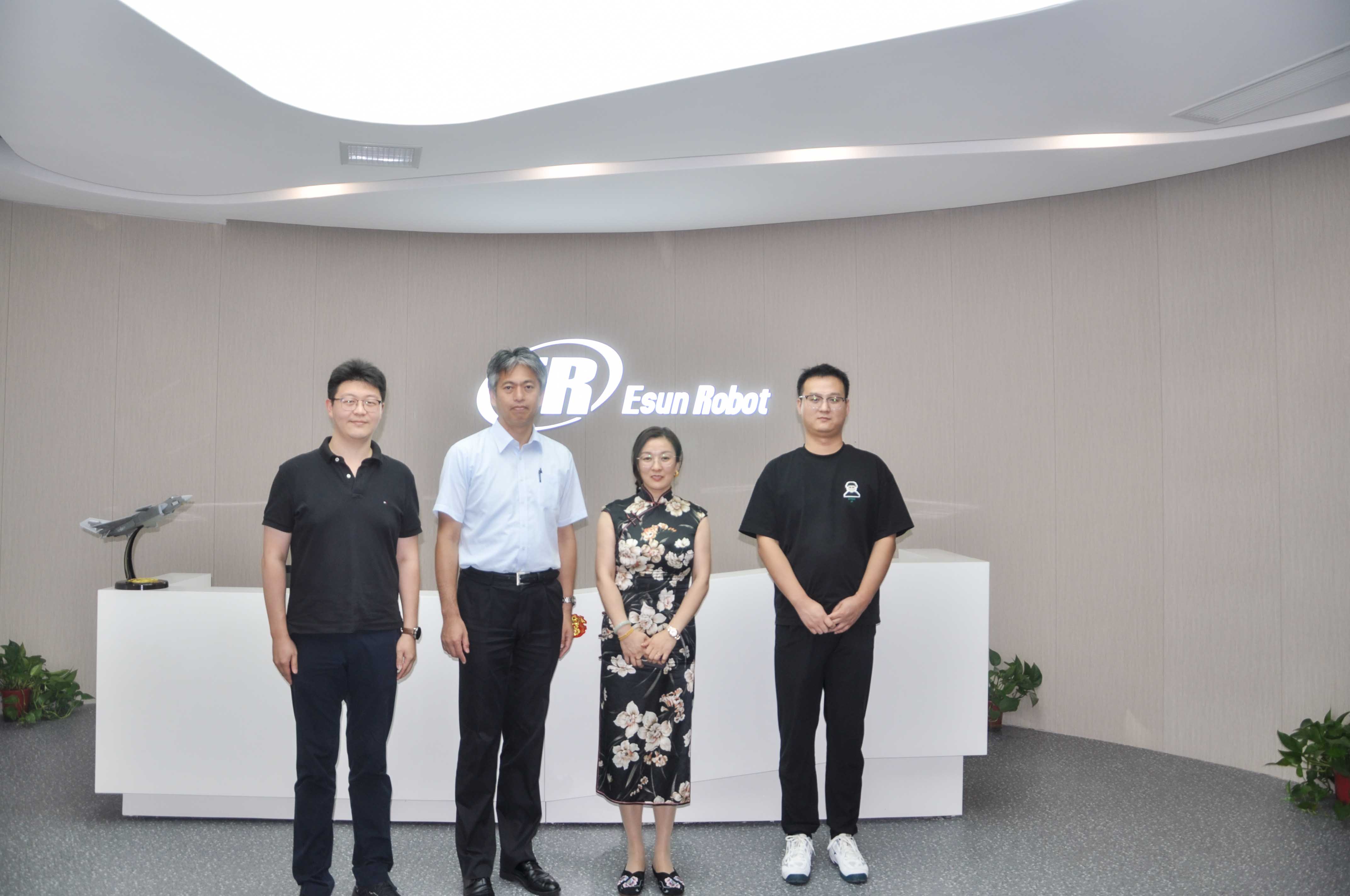 熱烈歡迎EPSON巖崎副總經(jīng)理一行蒞臨鎰升機(jī)器人參觀！